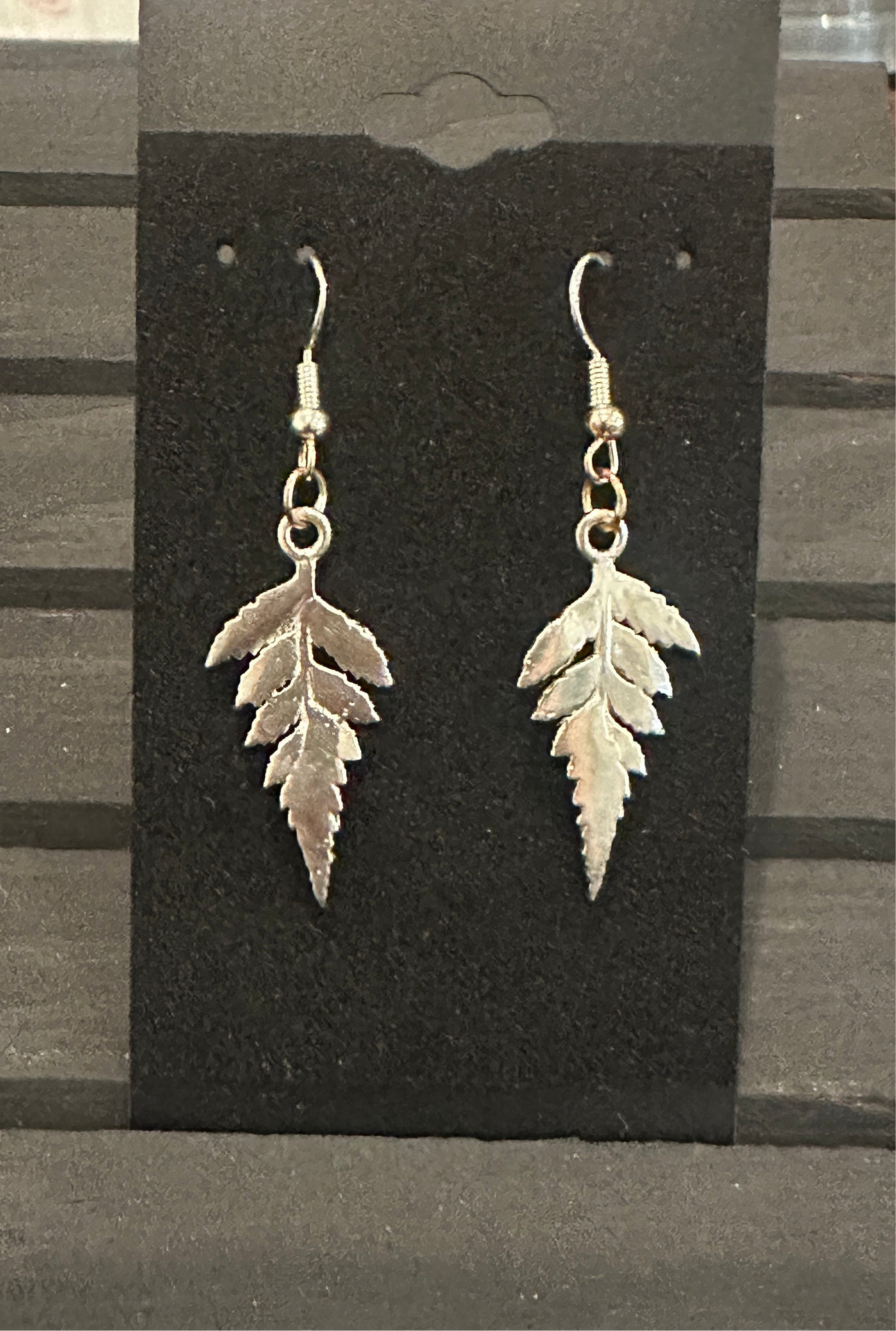 Leaf dangling earrings