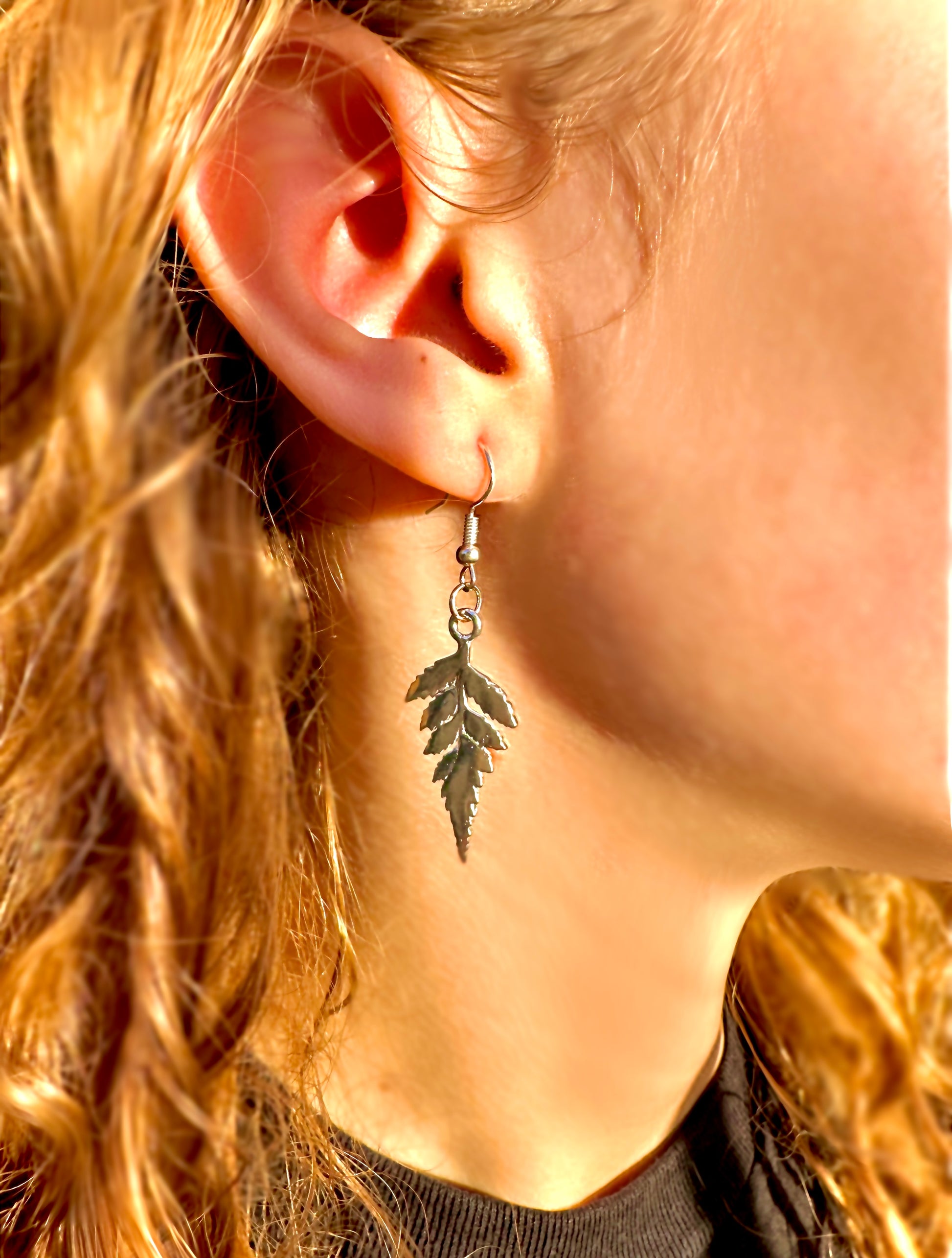 Leaf dangling earrings