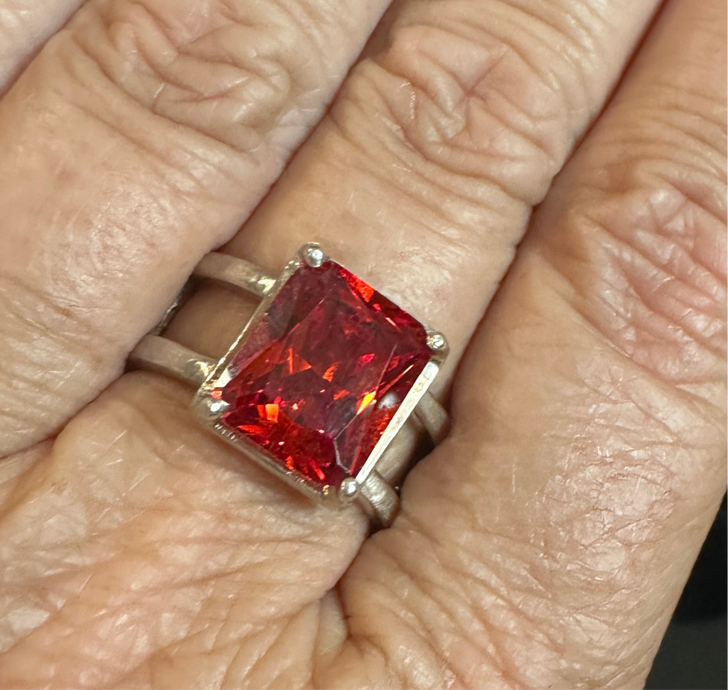 Red zirconia ring