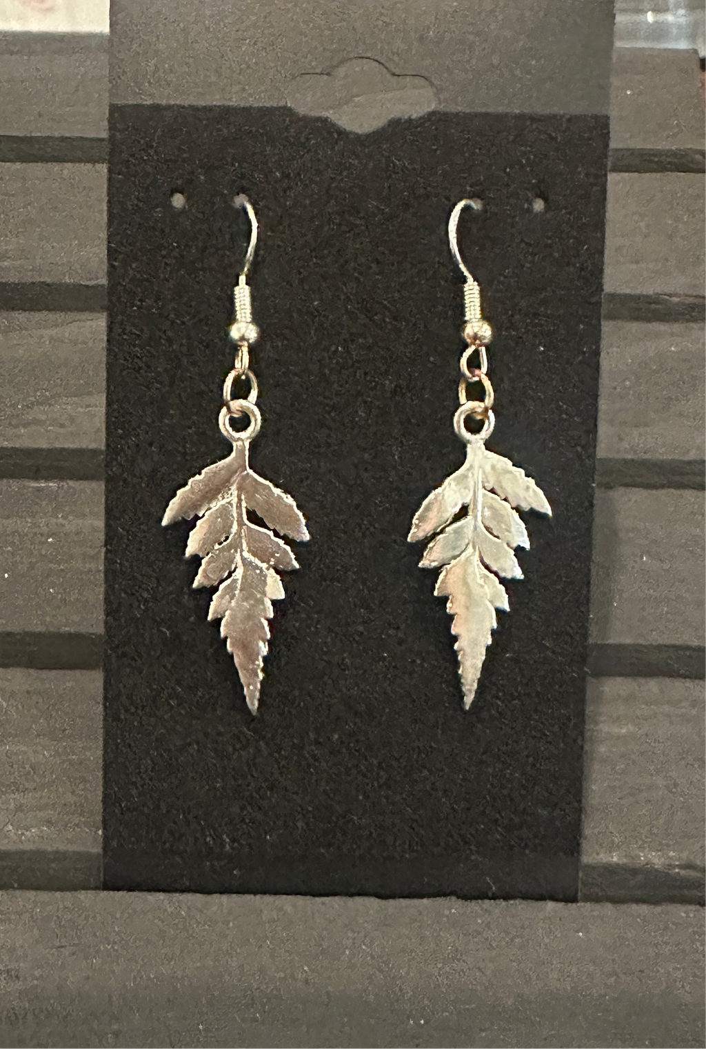 Leaf dangling earrings