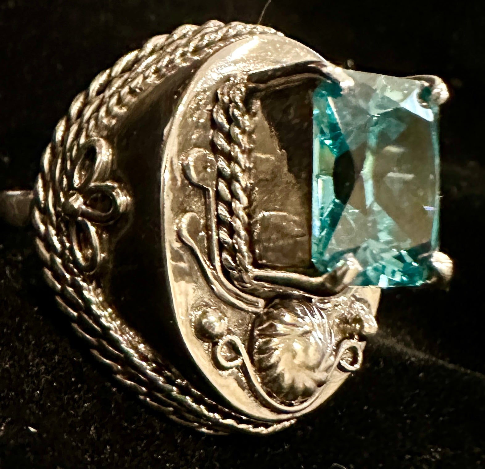 Beautiful Statement ring with zirconia