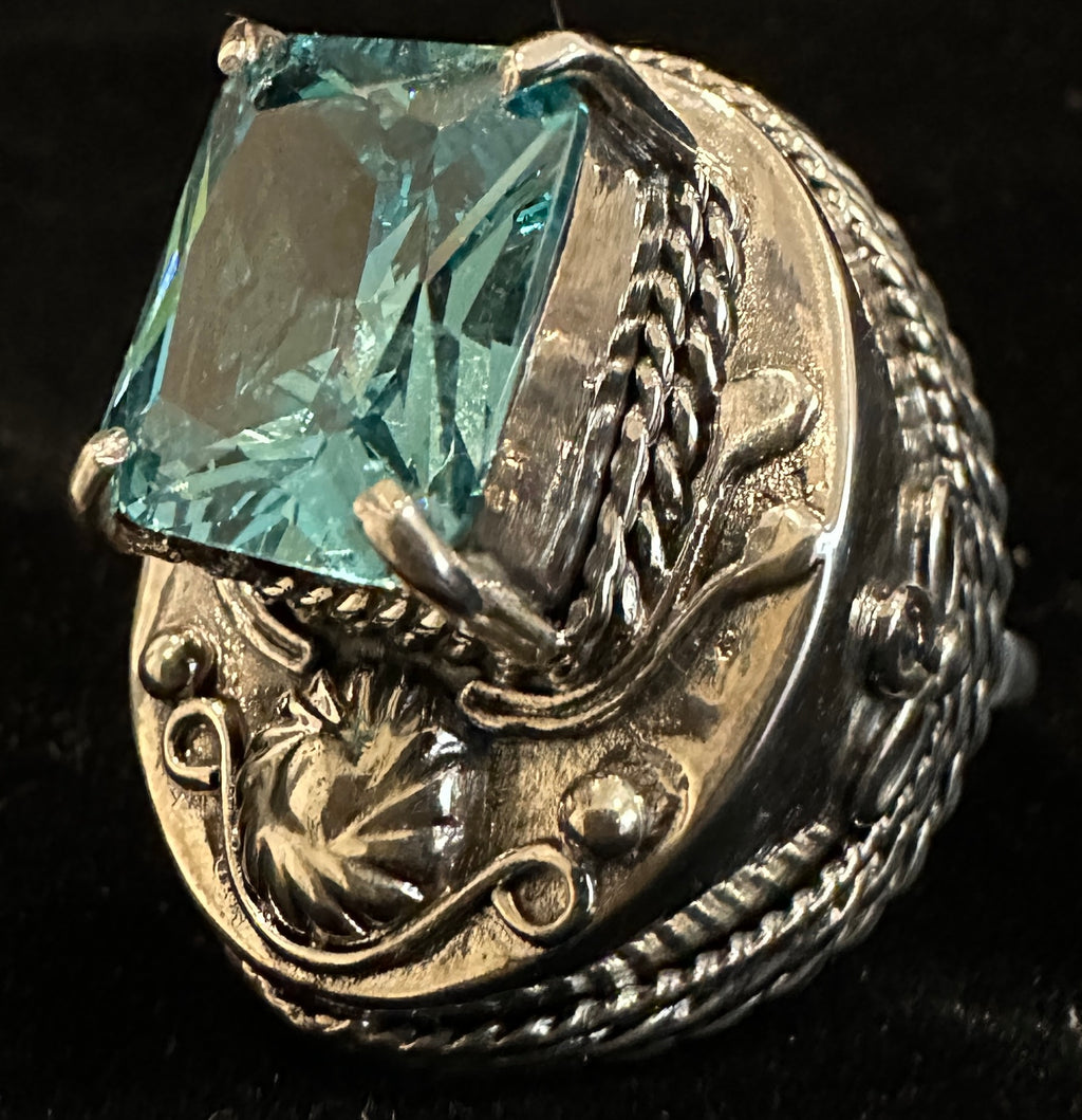 Beautiful Statement ring with zirconia